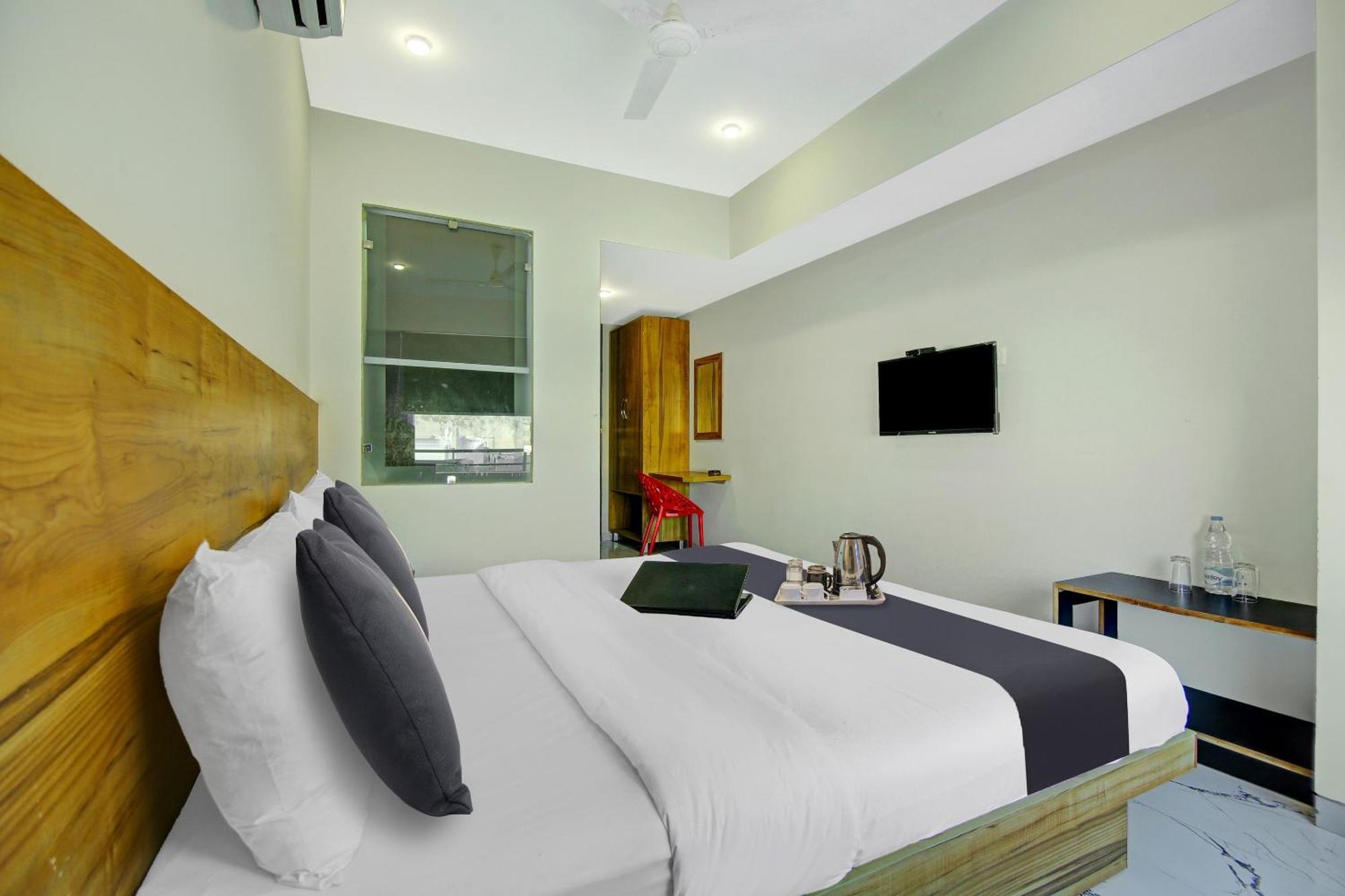 Super Townhouse Geetanjali Inn คูร์เคาน์ ภายนอก รูปภาพ