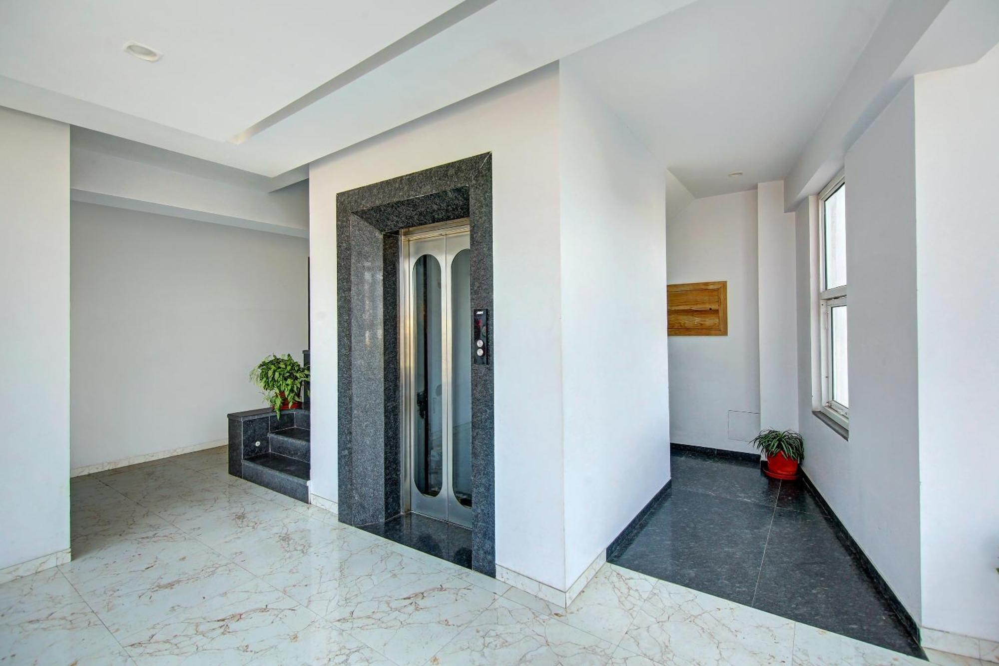 Super Townhouse Geetanjali Inn คูร์เคาน์ ภายนอก รูปภาพ