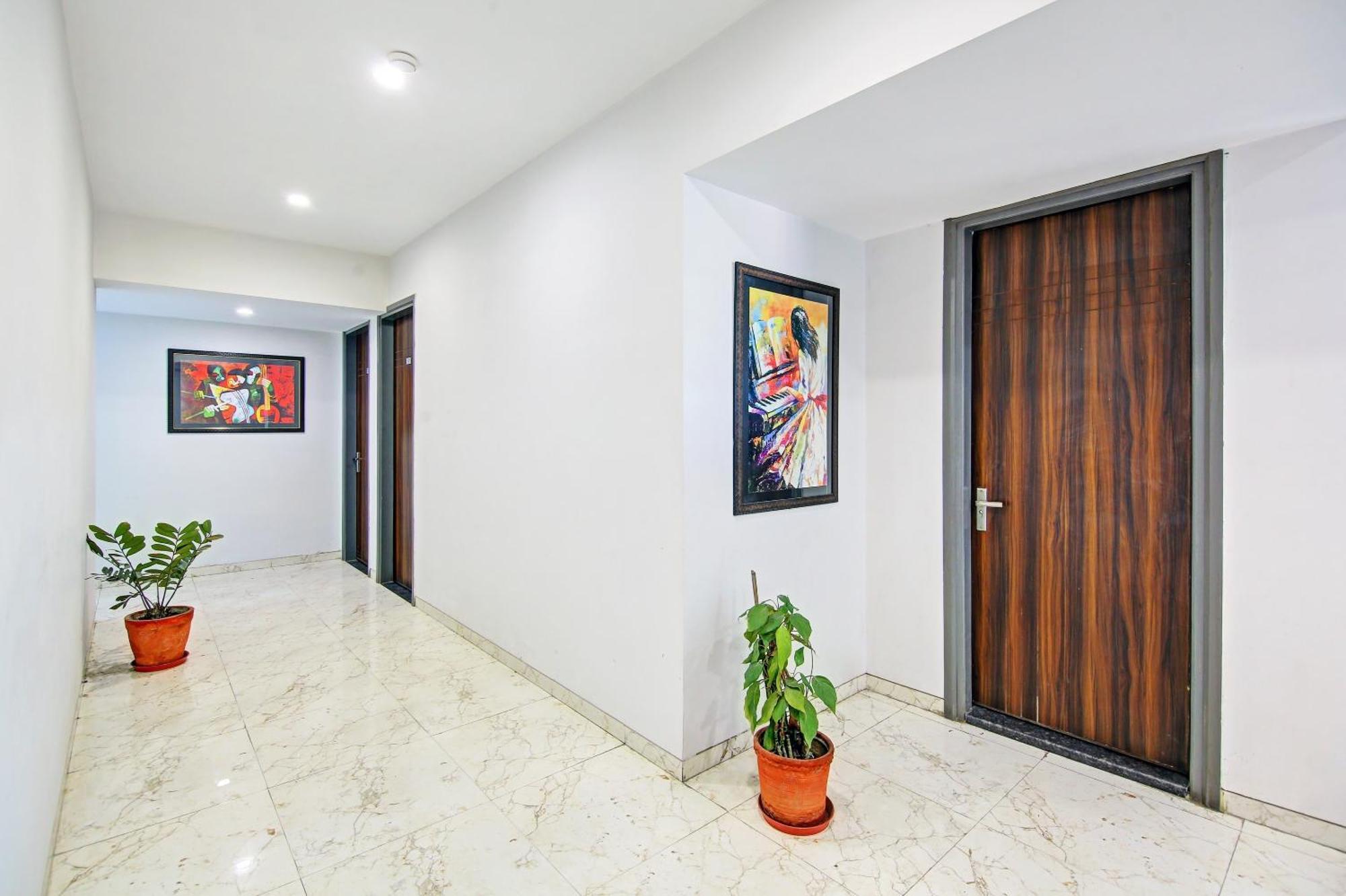 Super Townhouse Geetanjali Inn คูร์เคาน์ ภายนอก รูปภาพ