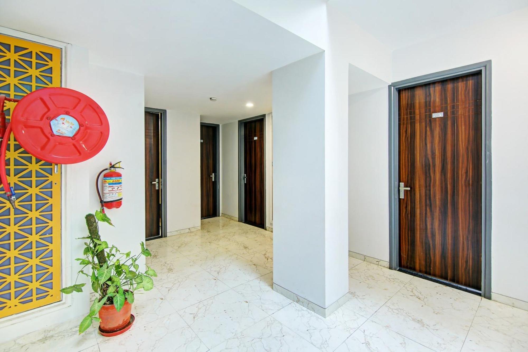 Super Townhouse Geetanjali Inn คูร์เคาน์ ภายนอก รูปภาพ