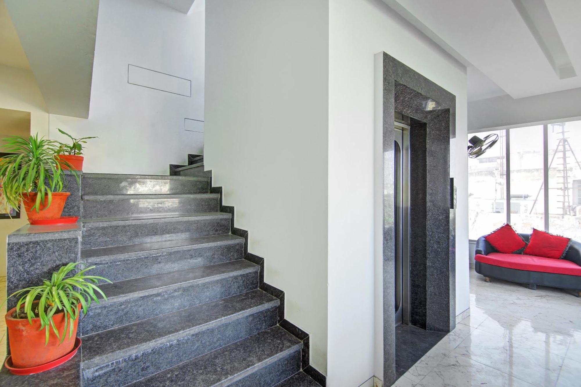 Super Townhouse Geetanjali Inn คูร์เคาน์ ภายนอก รูปภาพ