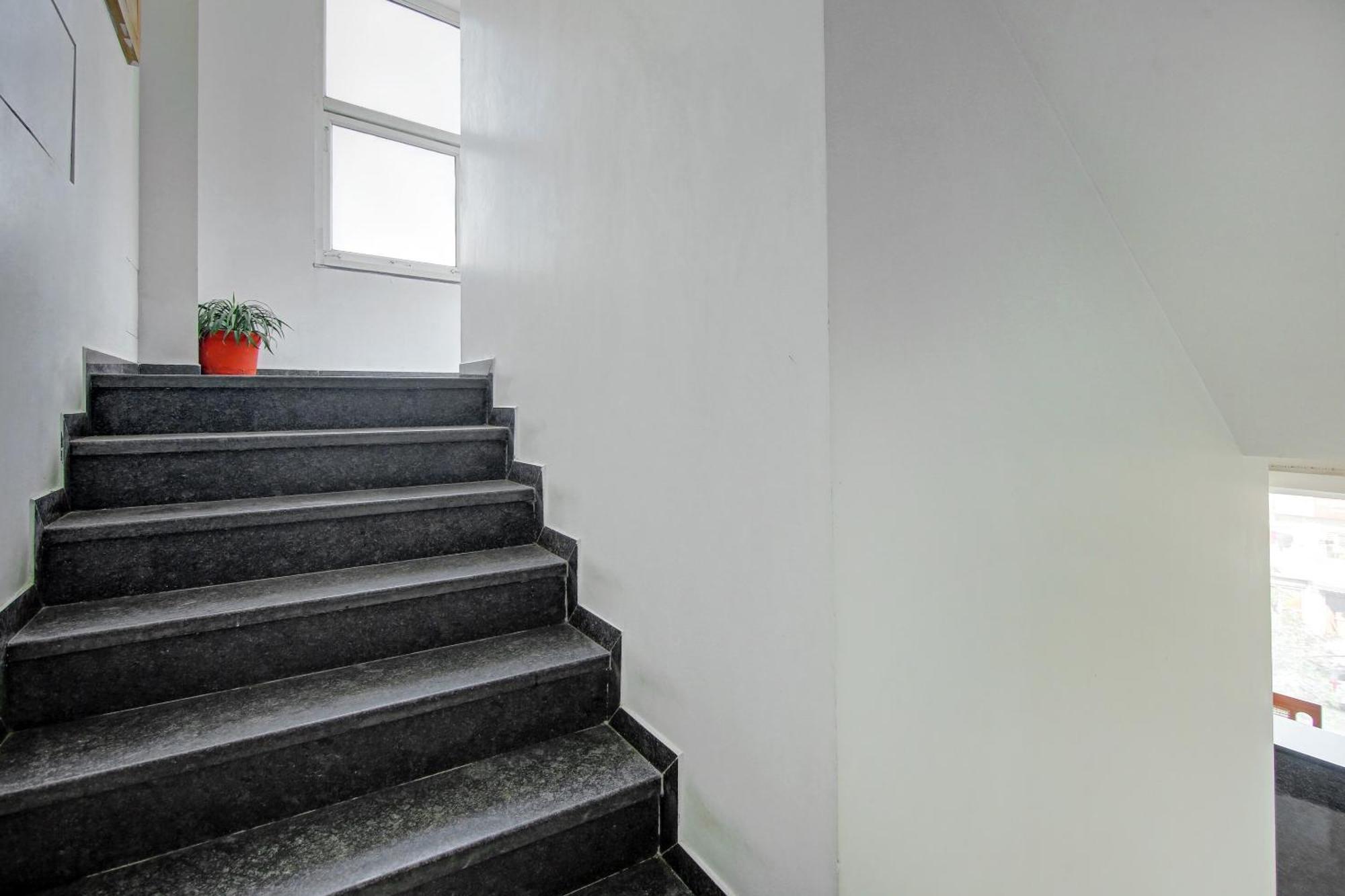 Super Townhouse Geetanjali Inn คูร์เคาน์ ภายนอก รูปภาพ