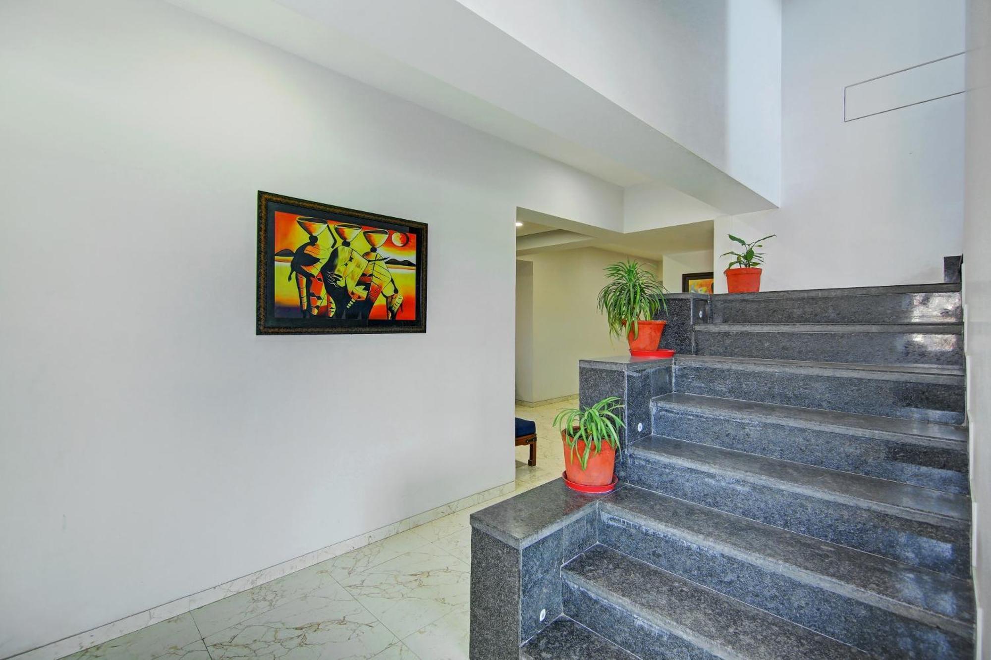 Super Townhouse Geetanjali Inn คูร์เคาน์ ภายนอก รูปภาพ